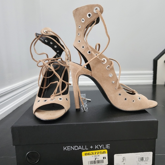 Kendall and Kylie Deanna tan heel - Picture 2 of 3
